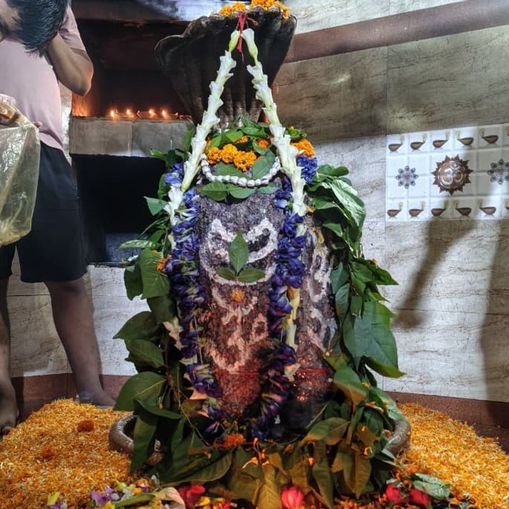 सावन के पहले सोमवार पर शिवमय हुआ गोरखपुर:बेलपत्र से पूजा, बोल बम के नारे से गूंजा मंदिर प्रांगड़