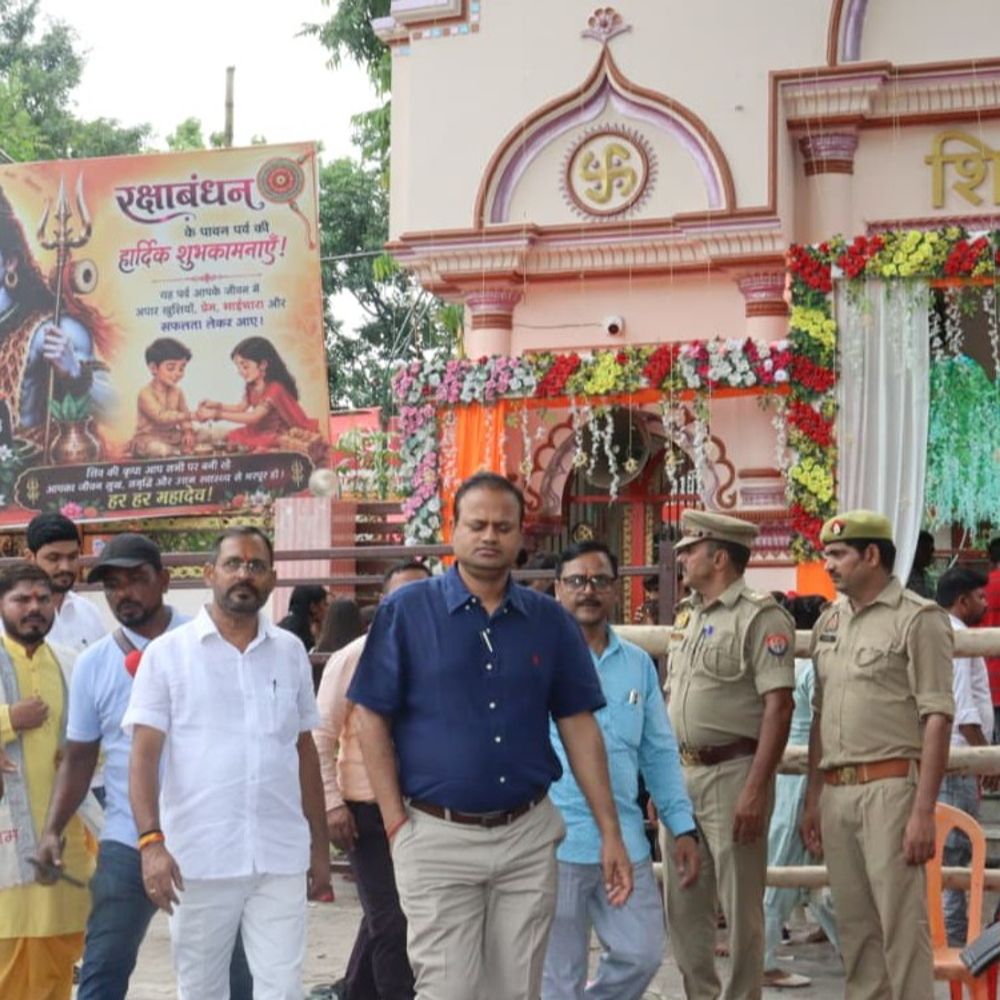 आजमगढ़ DM-SSP ने भंवरनाथ मंदिर का किया निरीक्षण:श्रद्धालुओं से लिया फीडबैक, सुरक्षा-व्यवस्थाएं परखी