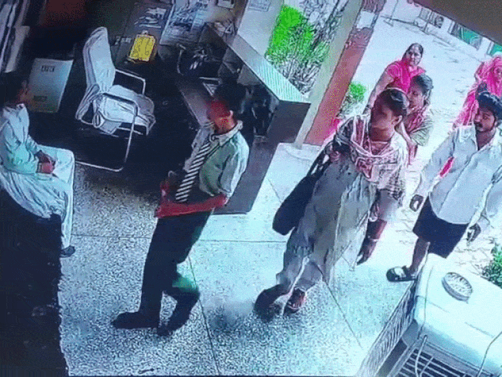 क्लास की बेंच पर बैठने को लेकर भिड़ीं छात्राएं,VIDEO:झांसी में स्कूल प्रिंसिपल ने परिजनों को बुलाया तो वह भी करने लगे मारपीट