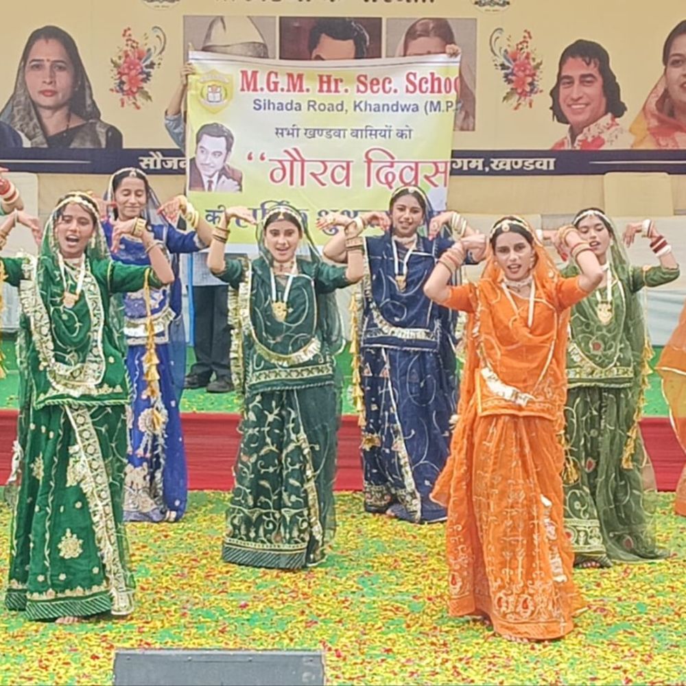खंडवा गौरव दिवस में स्कूली बच्चों की रंगारंग प्रस्तुतियां:कालबेलिया, राजस्थानी और गणगौर नृत्य की प्रस्तुति दी, गूंजे किशोर कुमार के गीत