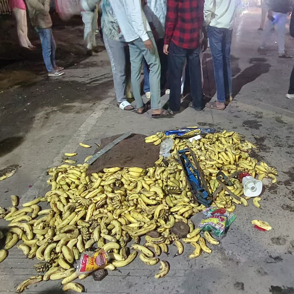 
                 रतलाम नगर निगम कर्मचारी ने फ्रूट का ठेला पलटा:सड़क पर परिवार समेत बैठा व्यापारी; बोला जहर दे दो मुझे, कमा कर खाने नहीं दे रहे 
            