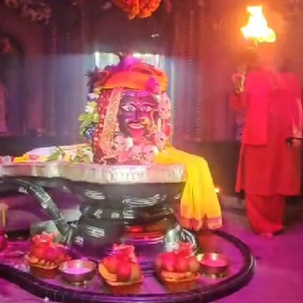 सावन का पहला सोमवार आज:उमड़ा शिवभक्तों का सैलाब, रात से ही लगी दर्शन की कतारें,भोलेनाथ के जलाभिषेक के लिए सुबह से जुटे श्रद्धालु