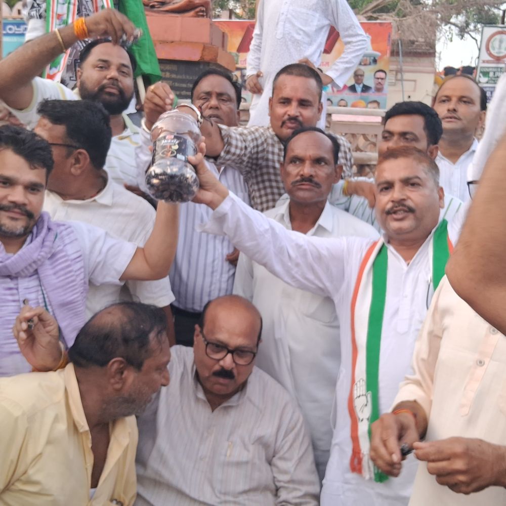 दतिया में कांग्रेस प्रत्याशी की जीत पर टीकमगढ़ में जश्न:कार्यकर्ताओं ने मेलोडी खिलाकर पटाखे फोड़े, बोले- भाजपा के अहंकार हार