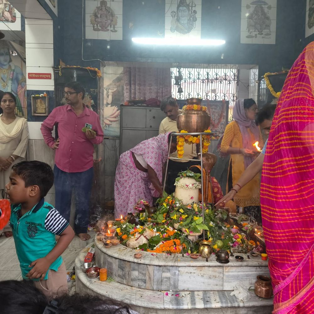बस्ती के शिवालयों में उमड़ा आस्था का सैलाब:सावन के पहले सोमवार पर 'हर-हर महादेव' के जयघोष से गूंजा शिव मंदिर