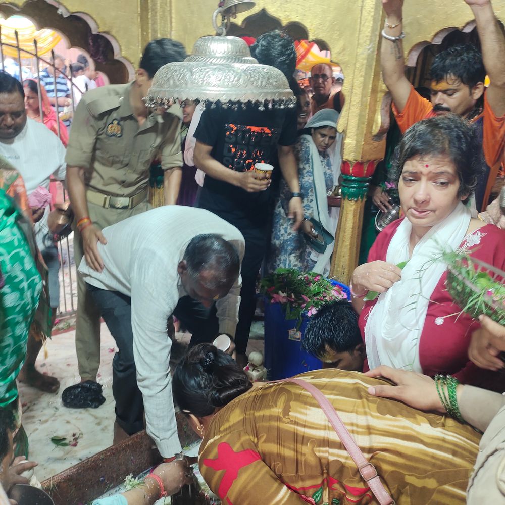 सावन के पहले सोमवार को भक्तों ने जलाभिषेक किया:प्रयागराज में मनकामेश्वर मंदिर पहुंचे श्रद्धालु, भगवान राम ने भी यहां पूजा की थी