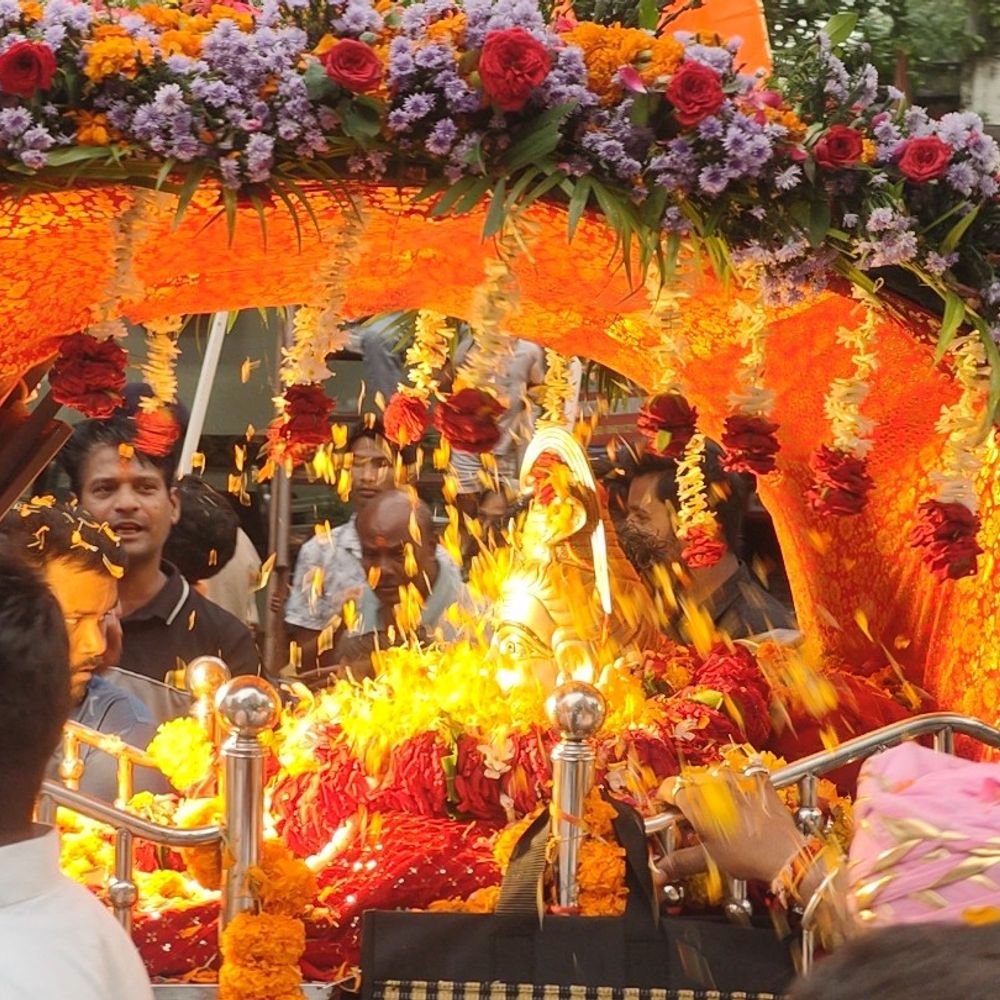 
                 महू में चक्की वाले महादेव की पालकी यात्रा निकली:पहले श्रावण सोमवार पर हजारों श्रद्धालु हुए शामिल, शहर शिवमय 
            