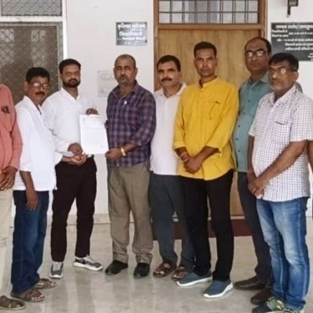 बस्ती में शिक्षकों ने डीएम को सौंपा ज्ञापन:कांवड़ अवकाश, शिक्षामित्र समायोजन और मानदेय भुगतान की मांग