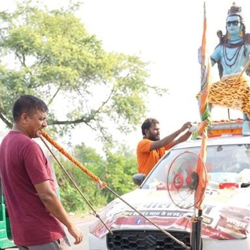 दांतों से खींची 8 क्विंटल की कार वाली कांवड़:अलीगढ़ के नरेंद्र जाट हरिद्वार तक गए; छत पर भगवान शिव की मूर्ति स्थापित