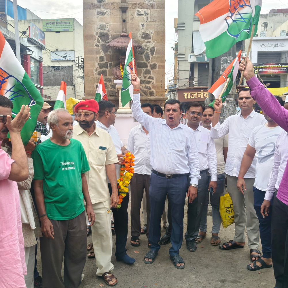 दतिया उपचुनाव जीतने पर कांग्रेस जिलाध्यक्ष बोले- गरीबों की जीत:मोहन विश्नाई ने कहा- तनाशाही की हार हुई; पटाखे फोड़े, मिठाई बांटी