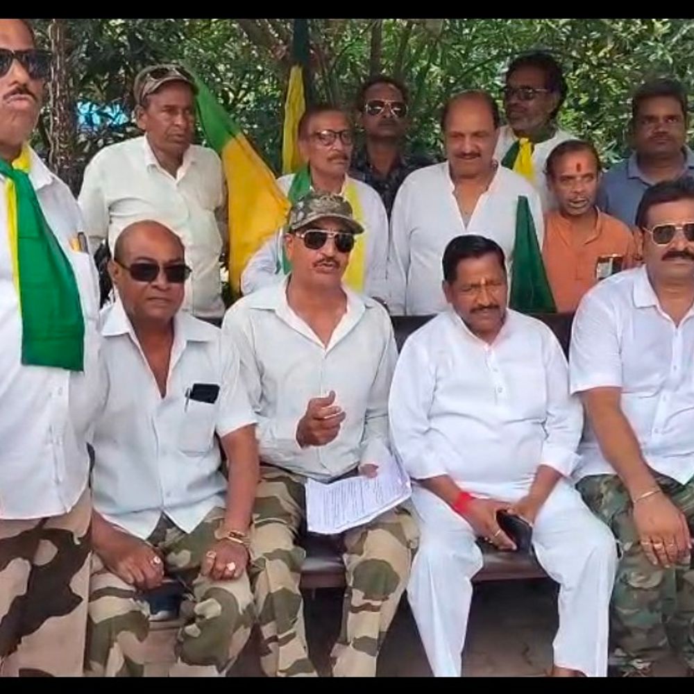 ललितपुर में पृथक बुंदेलखंड राज्य के लिए प्रदर्शन:बुंदेलखंड विकास सेना ने मानव श्रृंखला बनाई, विधायक ने समर्थन का आश्वासन दिया