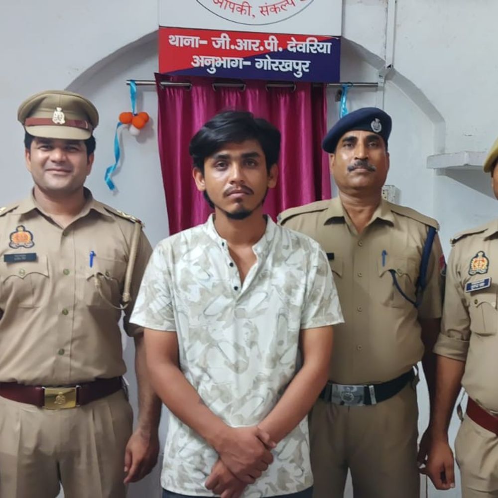 देवरिया में रेलवे स्टेशन पर मोबाइल लूटने वाला शातिर गिरफ्तार:प्लेटफॉर्म-2 की वारदात कबूली, आरोपी का आपराधिक रिकॉर्ड भी खंगाल रही जीआरपी
