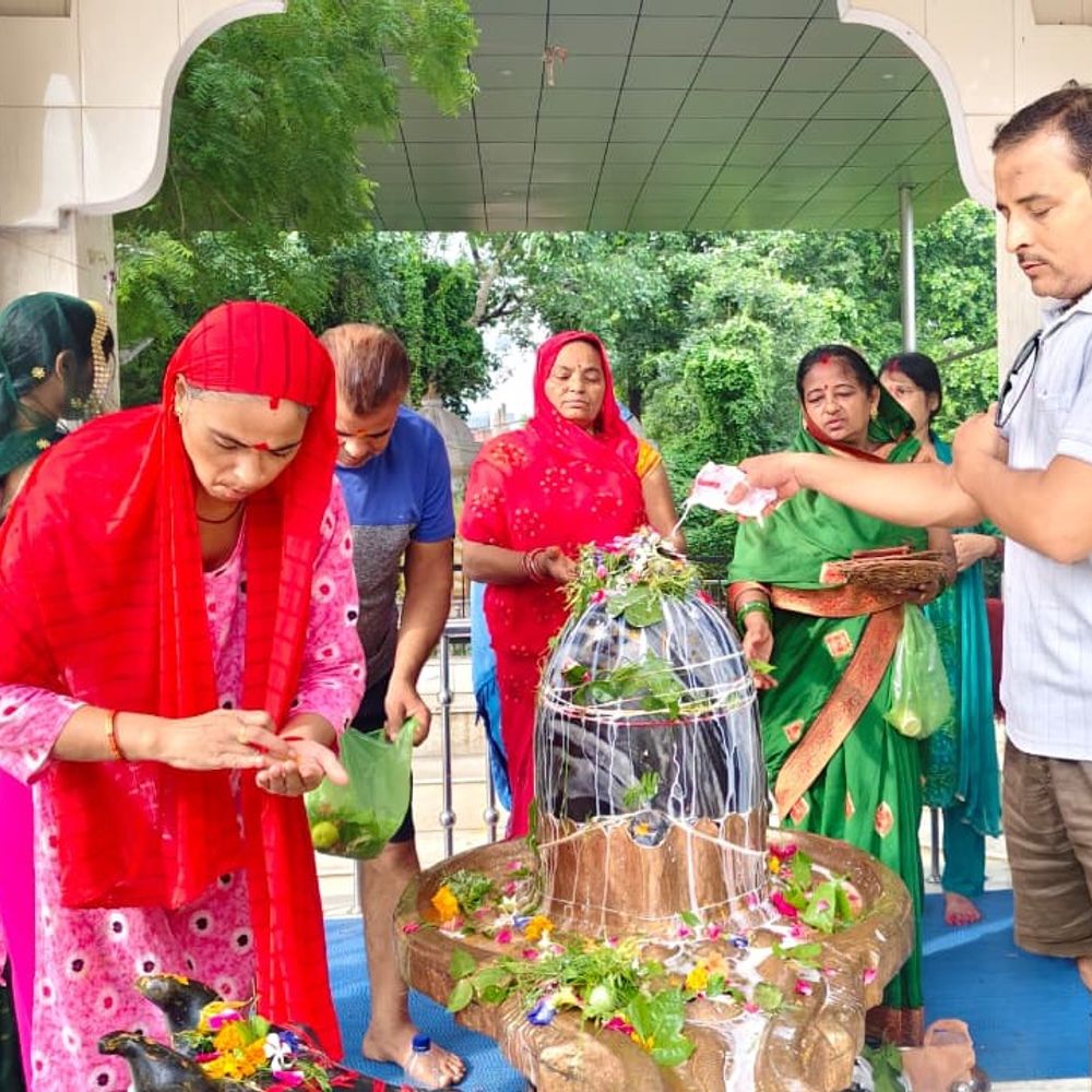 गंगा घाटों से शिवालयों तक उमड़ा आस्था का सैलाब:उन्नाव में सावन के पहले सोमवार पर श्रद्धालुओं ने शिवालयों में किया जलाभिषेक
