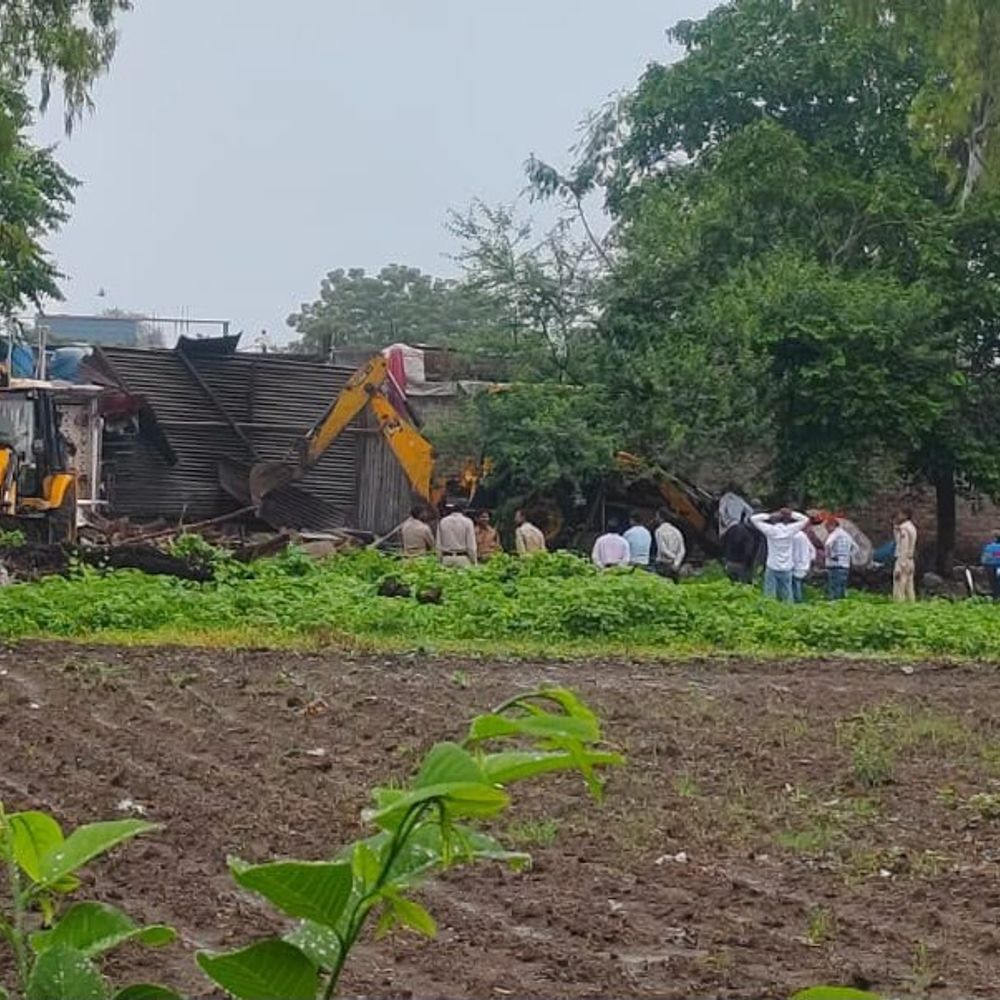 
                 मंदसौर में रामजानकी मंदिर की जमीन से अतिक्रमण हटाया:दलौदा में चला बुलडोजर, अवैध निर्माण को तोड़ा; अफसर रहे तैनात 
            