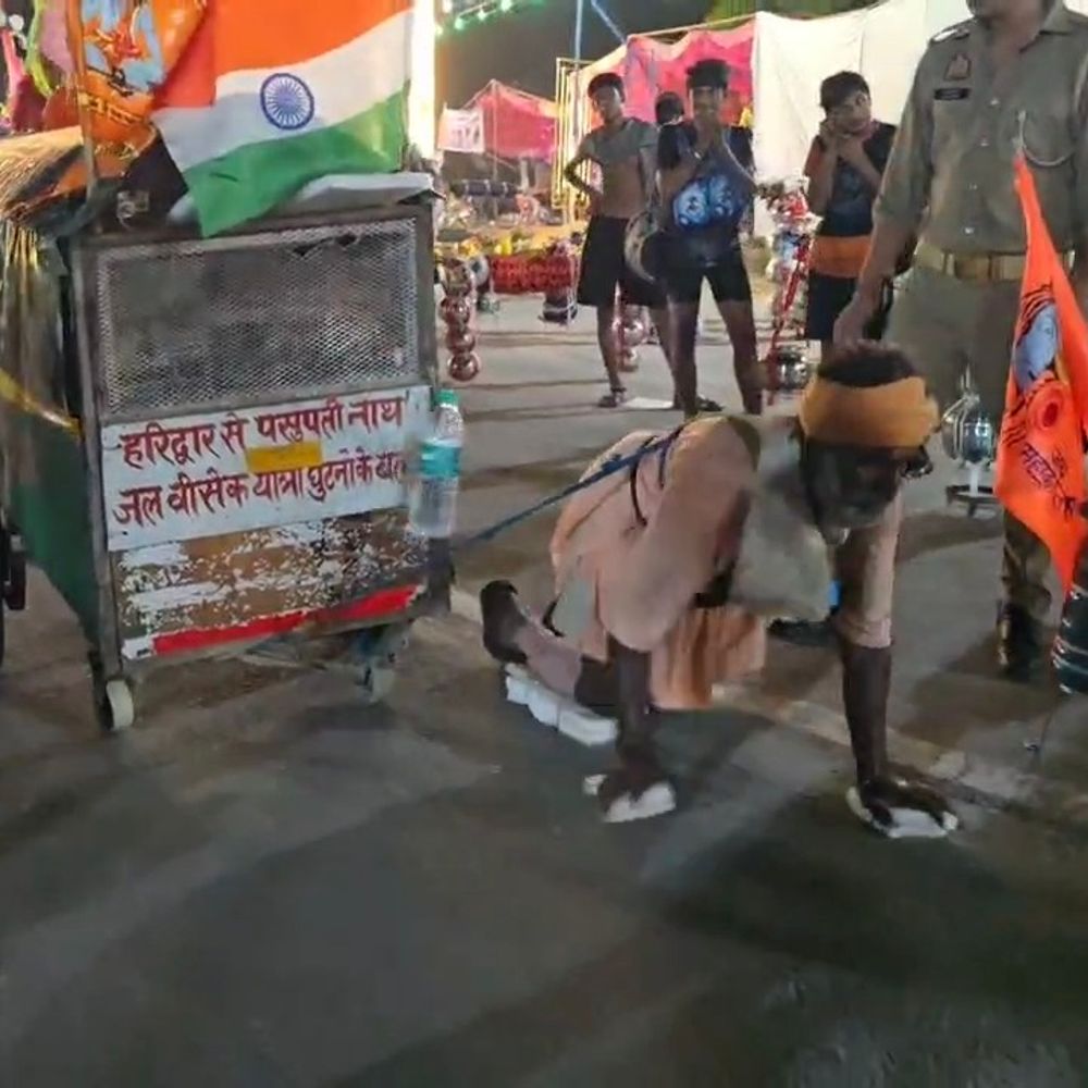 मुज़फ्फरनगर में अनोखी कांवड़ यात्रा बनी आकर्षण का केंद्र:65 साल के हरपाल 33 लीटर गंगाजल लेकर घुटनों के बल कर रहे 2400 किमी की यात्रा