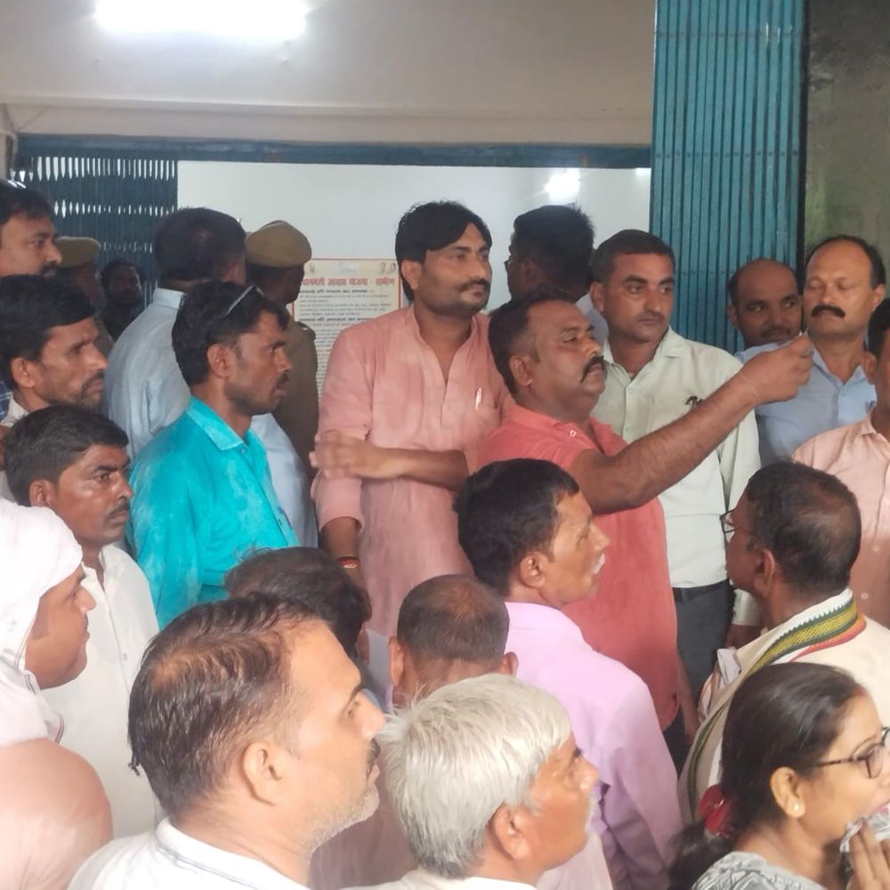 शिक्षामित्र संघ ने आंदोलन की चेतावनी दी:25 अगस्त तक मूल विद्यालय वापसी की मांग, सीएम के नाम सौंपा ज्ञापन