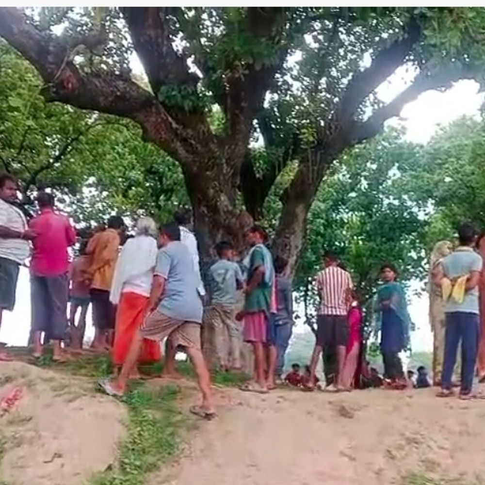 कौशांबी में पेड़ से लटका मिला युवक का शव:परिजनों ने जताई हत्या की आशंका, पुलिस जांच में जुटी