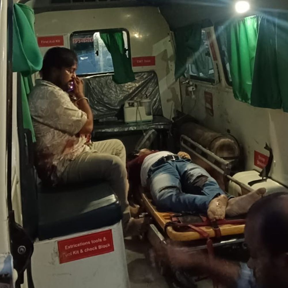 जौनपुर में खड़े ट्रक में पीछे से टकराई कार,:दो की मौत, तीन अन्य घायल; उन्नाव के रहने वाले हैं मृतक