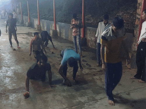 350 सीढ़ियां चढ़कर भोले के दर पहुंचे श्रद्धालु:पंच महादेव मंदिरों में कनक दंडवत लगाकर पहुंचे भक्त, सुरक्षा में पुलिस-आरएसी तैनात