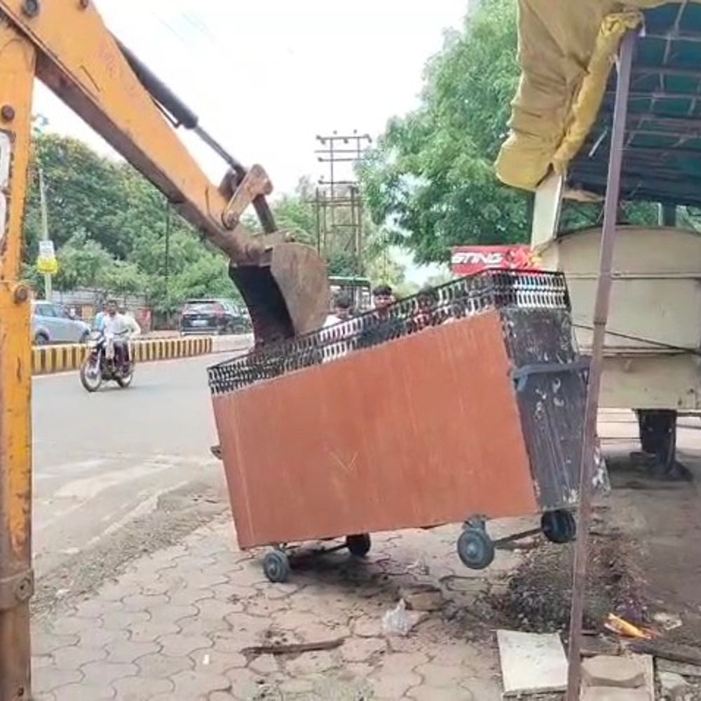 
                 नीमच में अतिक्रमण अभियान तेज, 12 गुमटियां और रेत जब्त:गोमाबाई रोड से अम्बेडकर मार्ग तक कार्रवाई, दुकानदारों को नोटिस जारी 
            