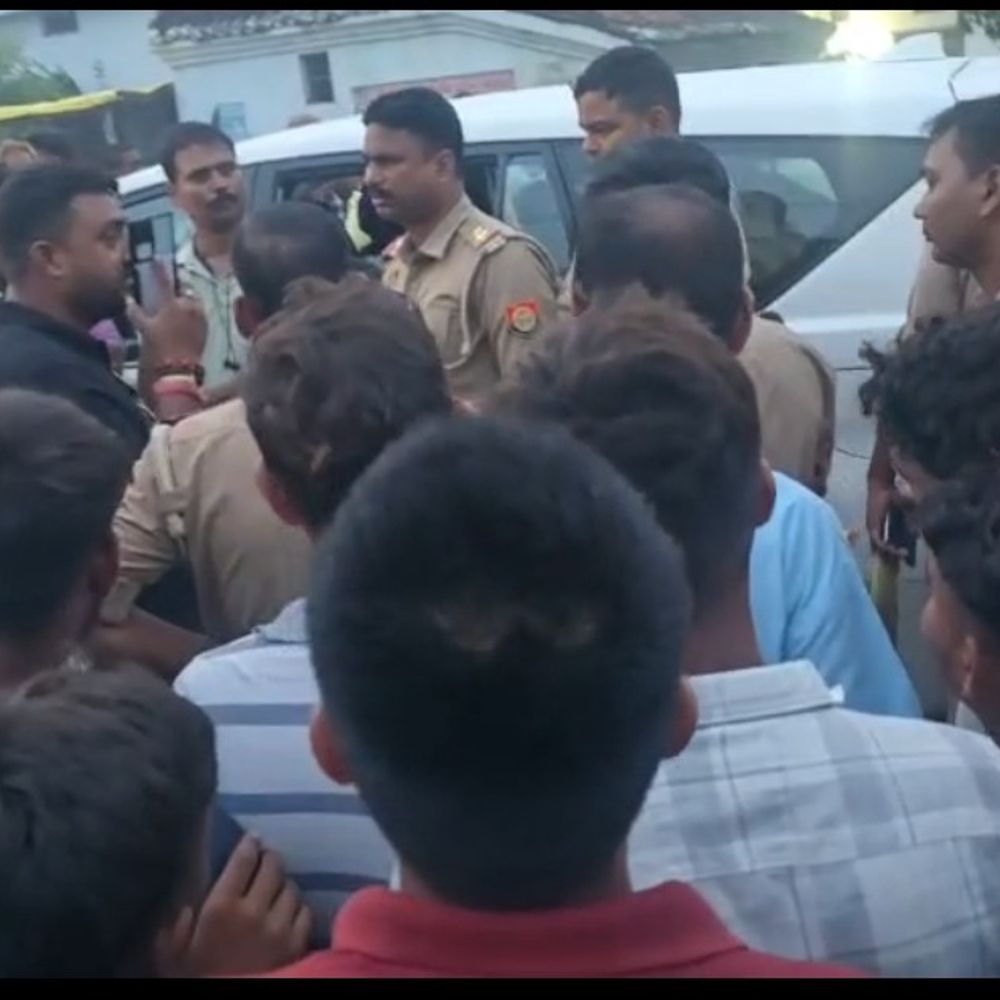 देवरिया में वाराणसी पुलिस ने युवक को पकड़ा:सादे कपड़ों में देख ग्रामीणों ने अपहरण समझ घेरा