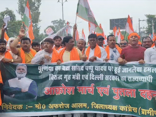 सांसद पप्पू यादव पर हमले के विरोध में फूंका पुतला:पूर्णिया में समर्थकों ने कांग्रेस का झंडा लेकर किया प्रदर्शन, सड़कों पर निकाला पैदल मार्च