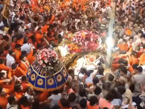 
                 प्रजा का हाल जानने पालकी में निकले बाबा महाकाल:वैदिक उद्घोष की थीम पर पहली सवारी; मार्ग पर भक्तों की भारी भीड़ 
            