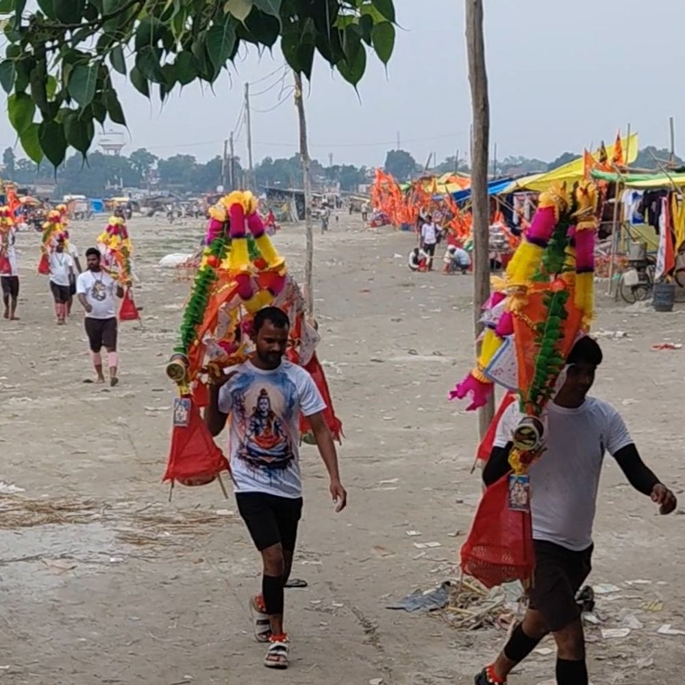 सावन के पहले सोमवार पर पांचाल-घाट पर आस्था का सैलाब:गंगा जल भरने उमड़े कांवड़िये, घाटों पर एनडीआरएफ-पीएसी तैनात, 11 जिलों से पहुंचे श्रद्धालु