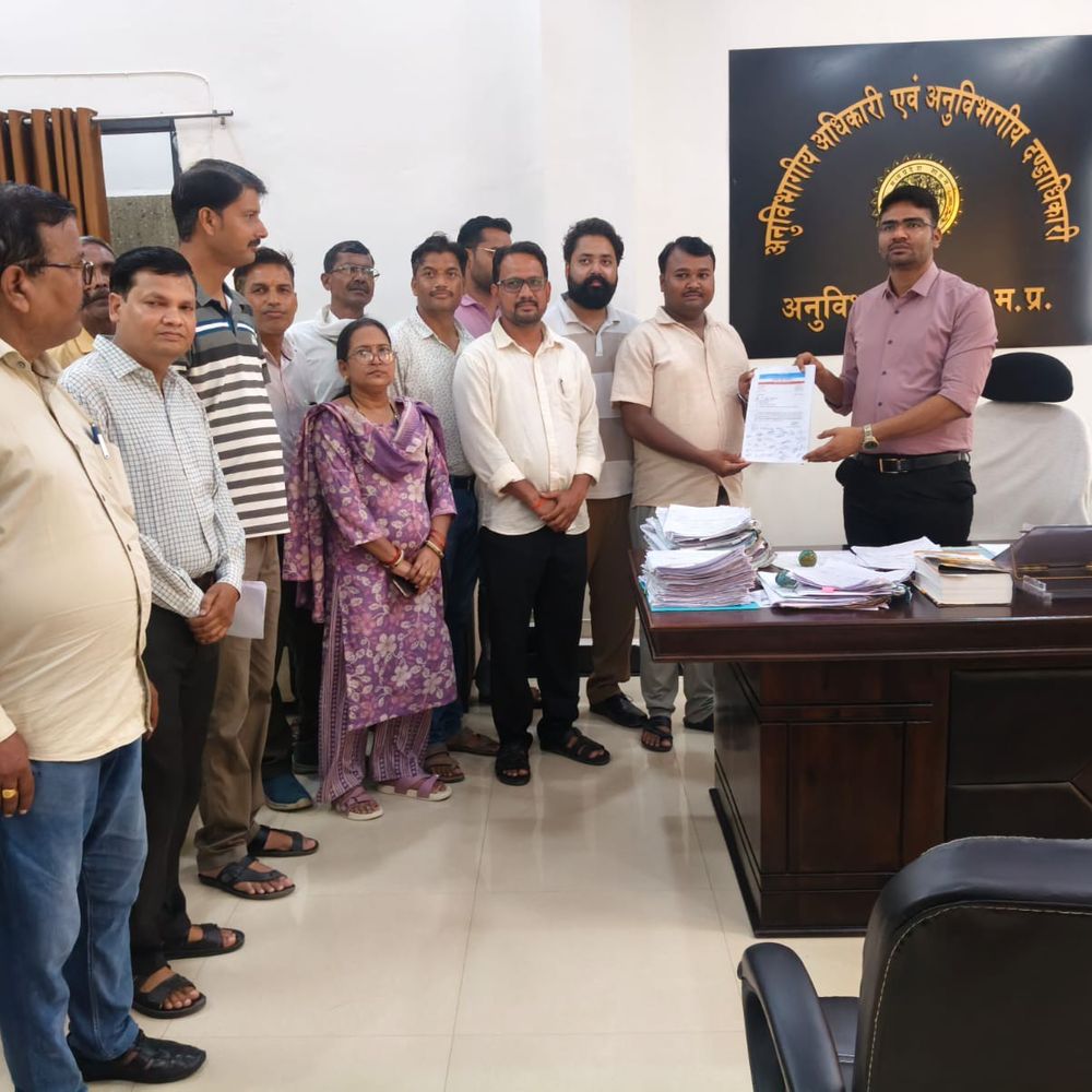 श्योपुर पटवारी अनिश्चितकालीन कलमबंद हड़ताल पर:5 सूत्रीय मांगों को लेकर राजस्व कार्य प्रभावित होने के आसार