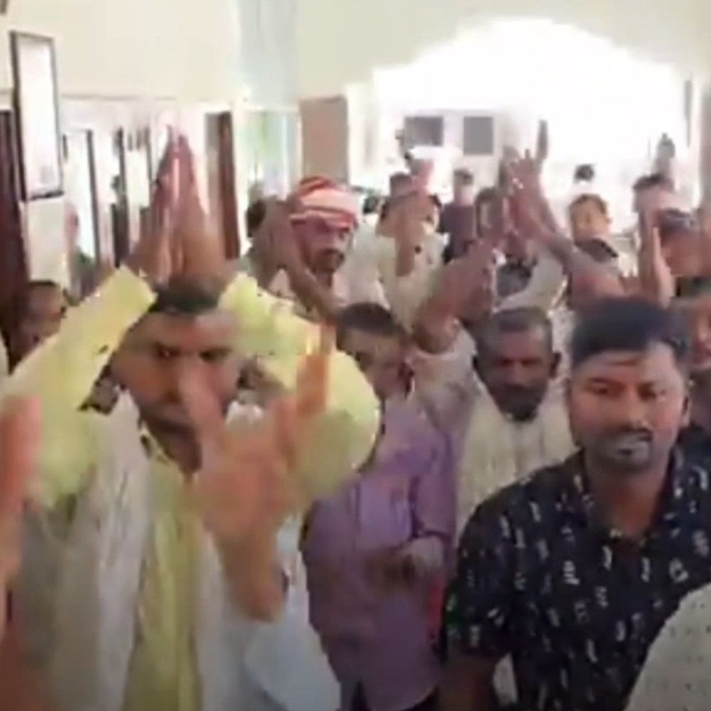 गोंडा में संविदा बिजली कर्मचारियों का प्रदर्शन:बिजली कर्मचारियों ने सपा नेता को सौंपा ज्ञापन: बोले- 24 घंटे काम, न स्थायी नौकरी न पर्याप्त सुविधाएं