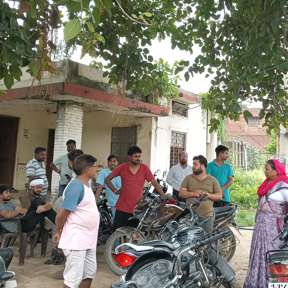 फतेहपुर में 72 घंटे में सिर्फ 9 घंटे बिजली:गुलाबी गैंग लोकतांत्रिक ने बहुआ पावर हाउस घेरा, ग्रामीणों ने किया प्रदर्शन