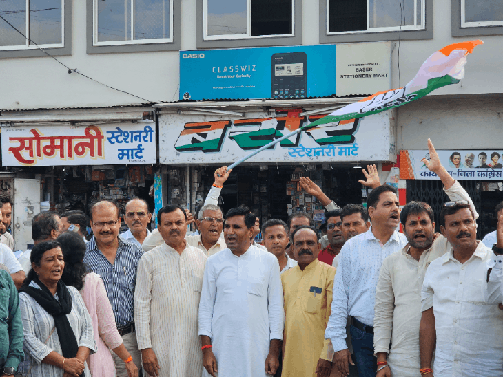 
                 विधायक बोले- प्रदेश के दो उपचुनाव जीतना बदलाव के संकेत:कांग्रेस की दतिया सीट जीत पर जश्न; कार्यकर्ता नांचे, एक-दूसरे को बधाई दी 
            
