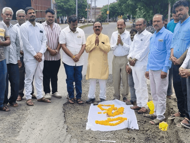 
                 मल्हारगढ़ में कांग्रेस ने 'मृत सड़क' को दी श्रद्धांजलि:गड्ढों से भरी सड़क पर प्रदर्शन, डिप्टी सीएम पर भ्रष्टाचार के आरोप 
            