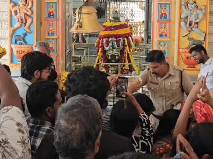 
                 5 बजे से पशुपतिनाथ के हजारों लोगों ने दर्शन किए:सावन का पहला सोमवार, दोपहर में विशेष पूजन; मंदिर में अष्ठमुखी शिवलिंग मौजूद है 
            