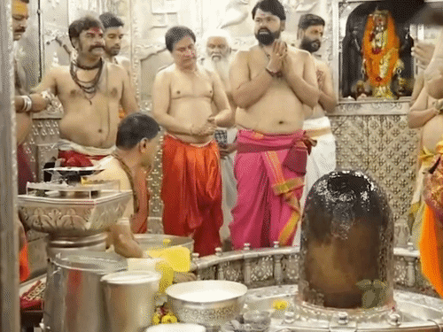 
                 सावन का पहला सोमवार- उज्जैन में महाकाल की सवारी निकलेगी:झारखंड के देवघर में कांवड़ियों की 5km लंबी लाइन; यूपी के मुजफ्फरनगर के स्कूल-कॉलेज बंद 
            