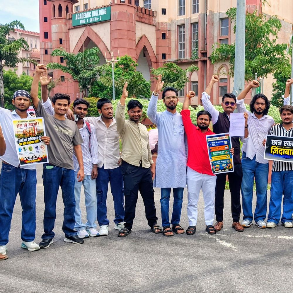 लखनऊ में छात्रों का प्रदर्शन, मूलभूत सुविधाओं की मांग:कुलपति कार्यालय तक निकाला मार्च, प्रॉक्टर को सौंपा ज्ञापन