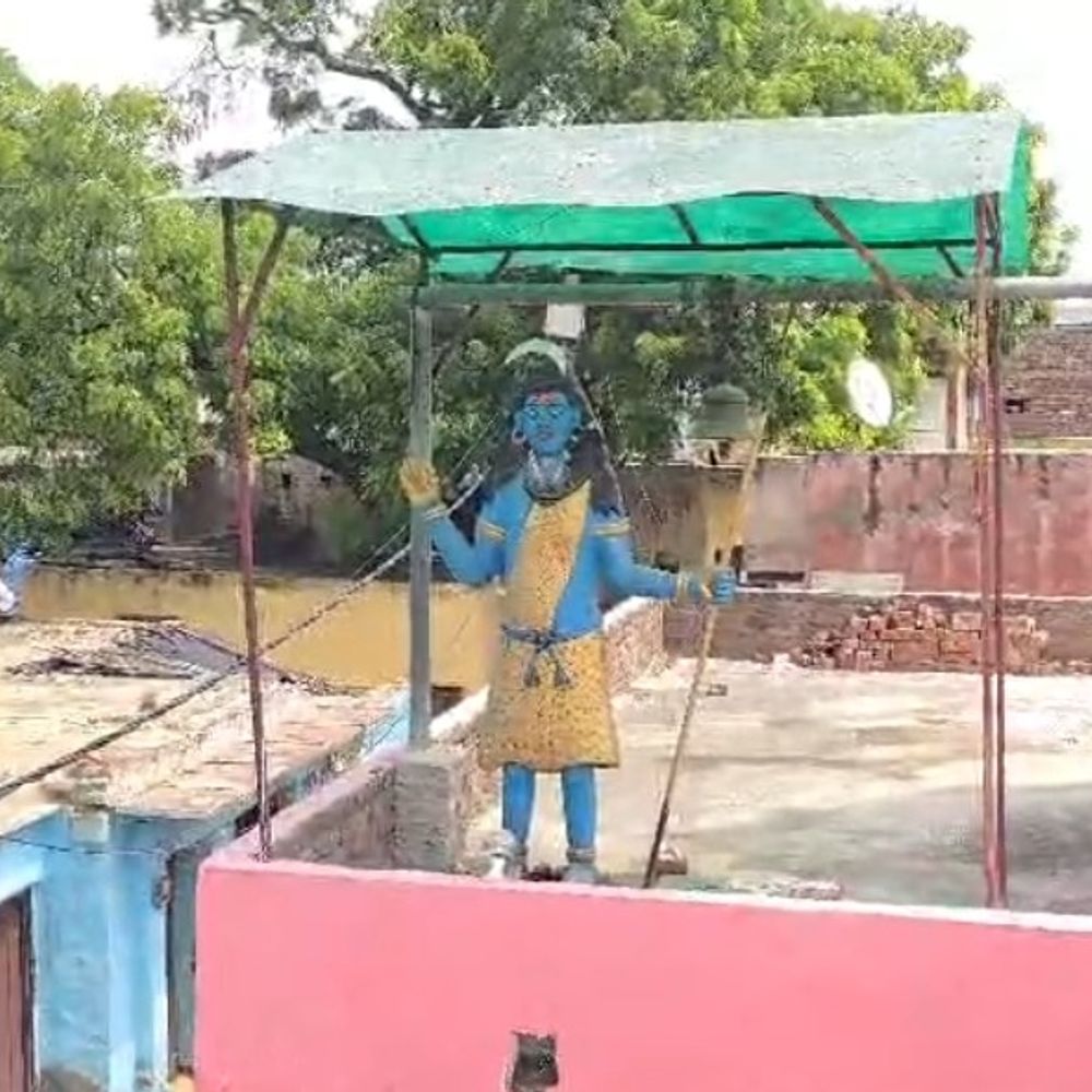 शिवजी की मूर्ति के पास व्यक्ति ने यूरिन किया:बुलंदशहर में वीडियो बनाकर सोशल मीडिया पर पोस्ट की, मुकदमा दर्ज