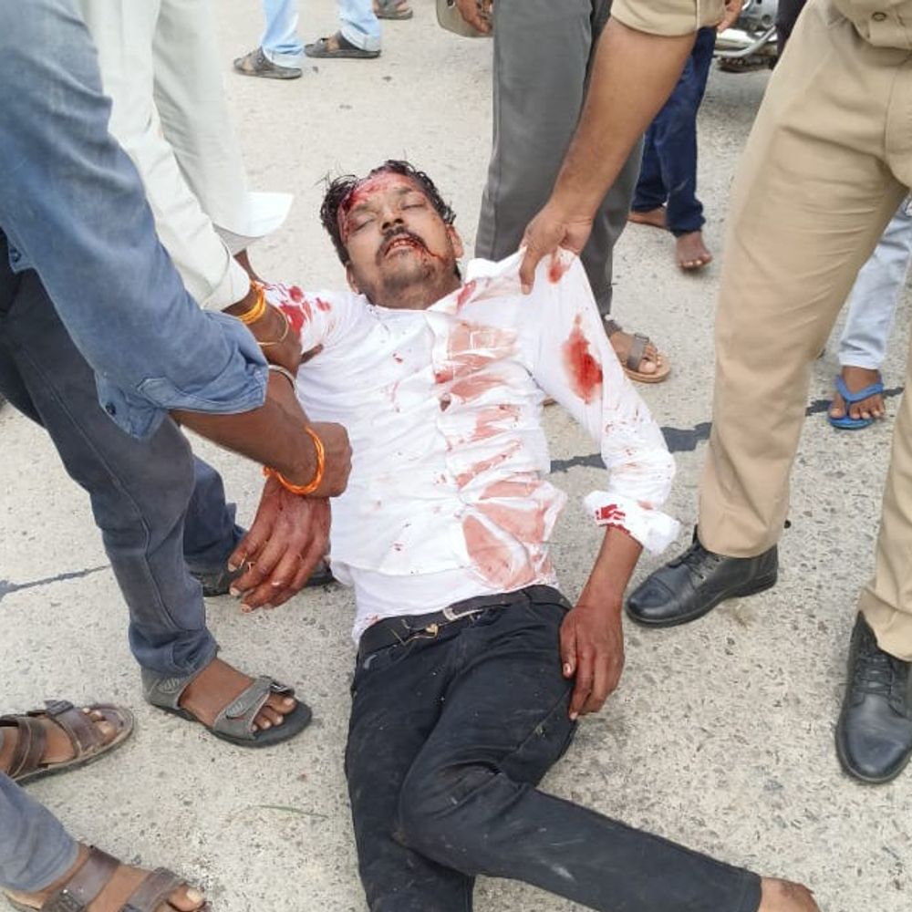 लहार के व्यापारी की मौत, तीन लोग घायल:जालौन से लौट रही कार पेड़ से टकराकर खाई में गिरी, गाड़ी के परखच्चे उड़े