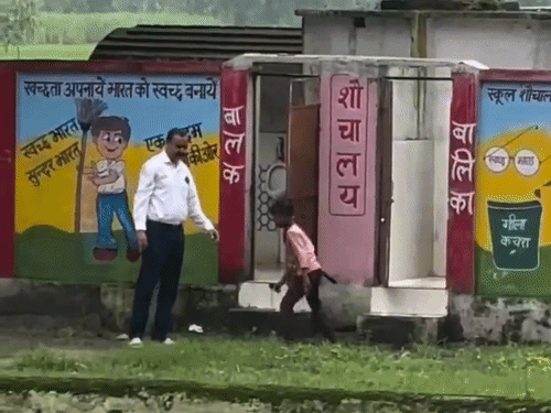 पीलीभीत में पढ़ाई की जगह ईंटें उठाते दिखे बच्चे, VIDEO:प्राथमिक विद्यालय में मजदूरी का काम, बीएसए बोलीं- जांच के बाद होगी कार्रवाई