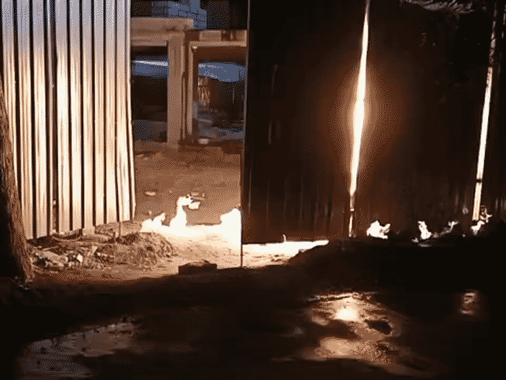 
                 इंदौर में गैस पाइपलाइन में लगी आग:बीड़ी-सिगरेट से भड़कने की आशंका; अवंतिका गैस की टीम ने पाया काबू 
            