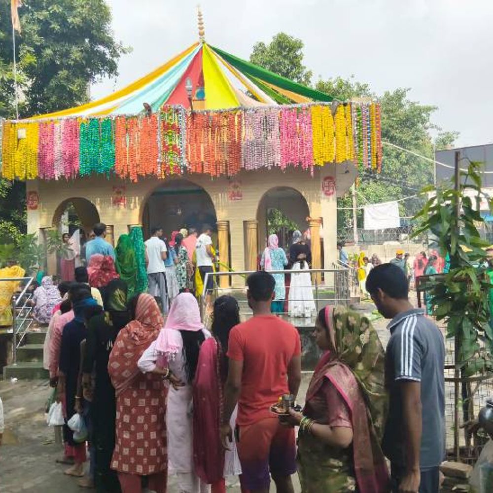 सावन के पहले सोमवार पर शिवमय हुआ नोएडा:मंदिरों में सुबह से भक्तों की भीड़, विधि विधान से किया गया भगवान भोलेनाथ का जलाभिषेक