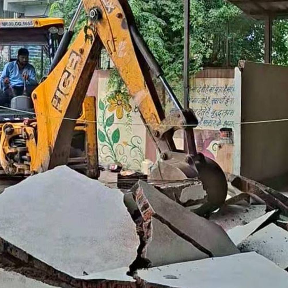 
                 इंदौर में बुजुर्गों की पिटाई वाला आश्रम जमींदोज:आंगनवाड़ी की जगह पर भी किया था कब्जा; वीडियो वायरल होने के बाद हुई कार्रवाई 
            
