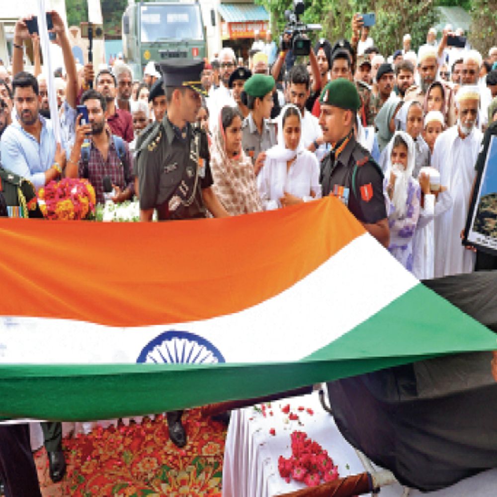 
                 तिरंगे में लिपटे मेजर हमजा को सैन्य सम्मान से विदाई....:सैफी नगर मस्जिद से इमली बाजार कब्रिस्तान तक निकली मेजर की अंतिम यात्रा 
            