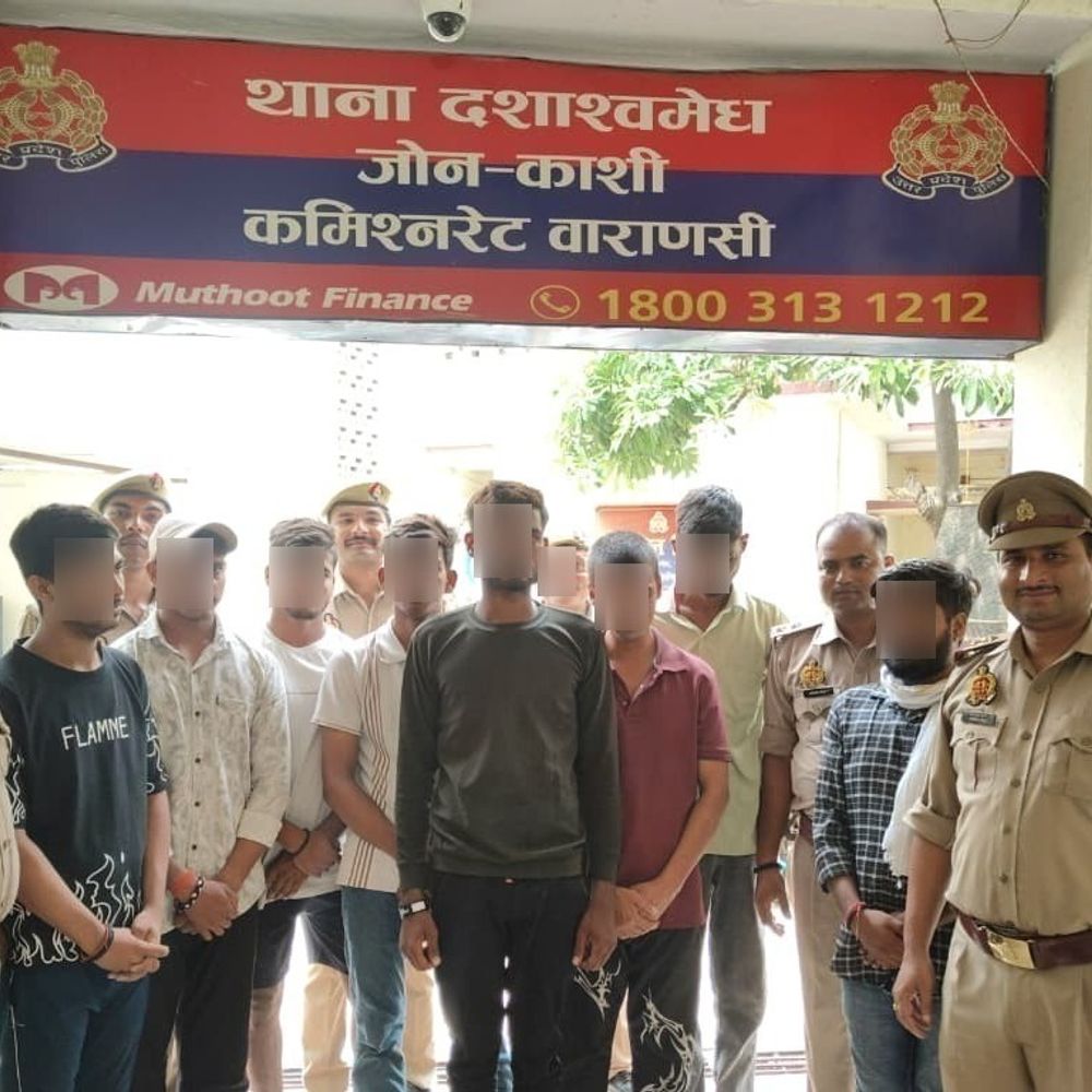 सुगम दर्शन के नाम पर ठगी करने वाले 8 गिरफ्तार:सावन महीने में बाबा विश्वनाथ के दर्शन के नाम पर श्रद्धालुओं से कर रहे थे ठगी