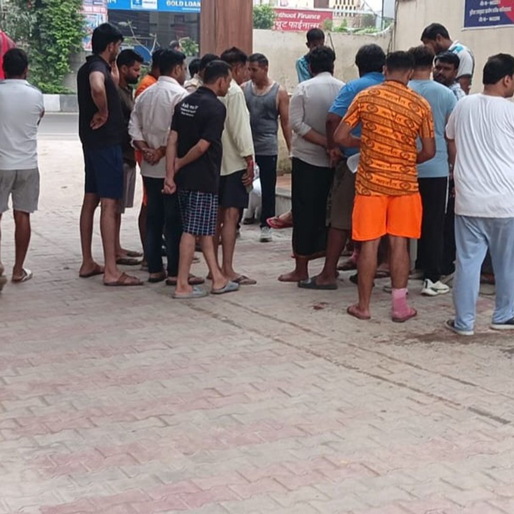 गाजियाबाद में कांवड़ खंडित होने पर हंगामा, जाम लगाया:नोएडा के कांवडियों ने कहा कि एबुलेंस की टक्कर से कांवड़ खंडित हुई