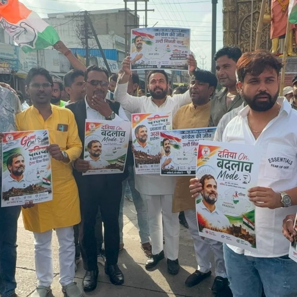 
                 दतिया उपचुनाव में कांग्रेस की जीत पर इंदौर में जश्न:कार्यकर्ताओं ने बांटी मिठाइयां; बोले- जनता ने बदलाव पर लगाई मुहर 
            