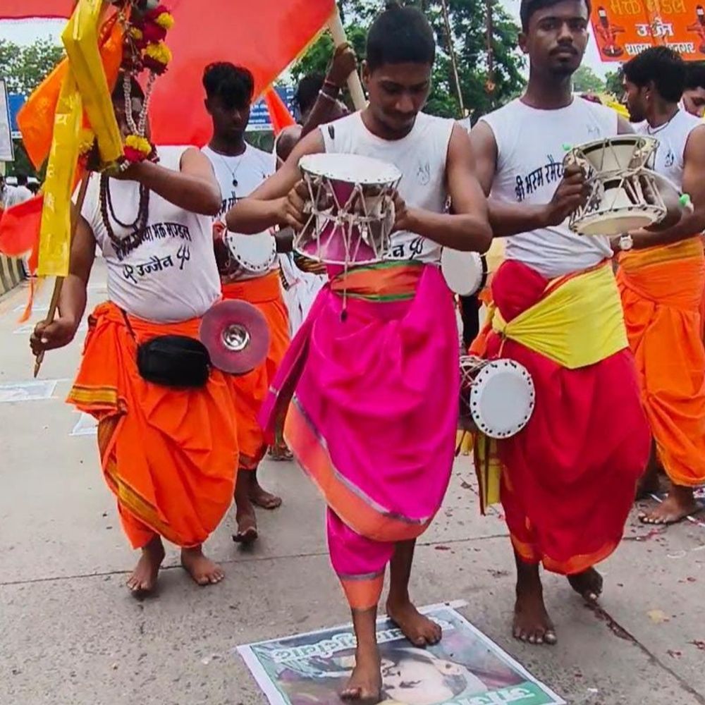 
                 रतलाम में सड़क पर लगाए मौलाना जर्जिस अंसारी के पोस्टर:पैर रख पैदल निकले कावड़ यात्री, वाहन भी गुजरे; भगवान शिव पर टिप्पणी का विरोध 
            