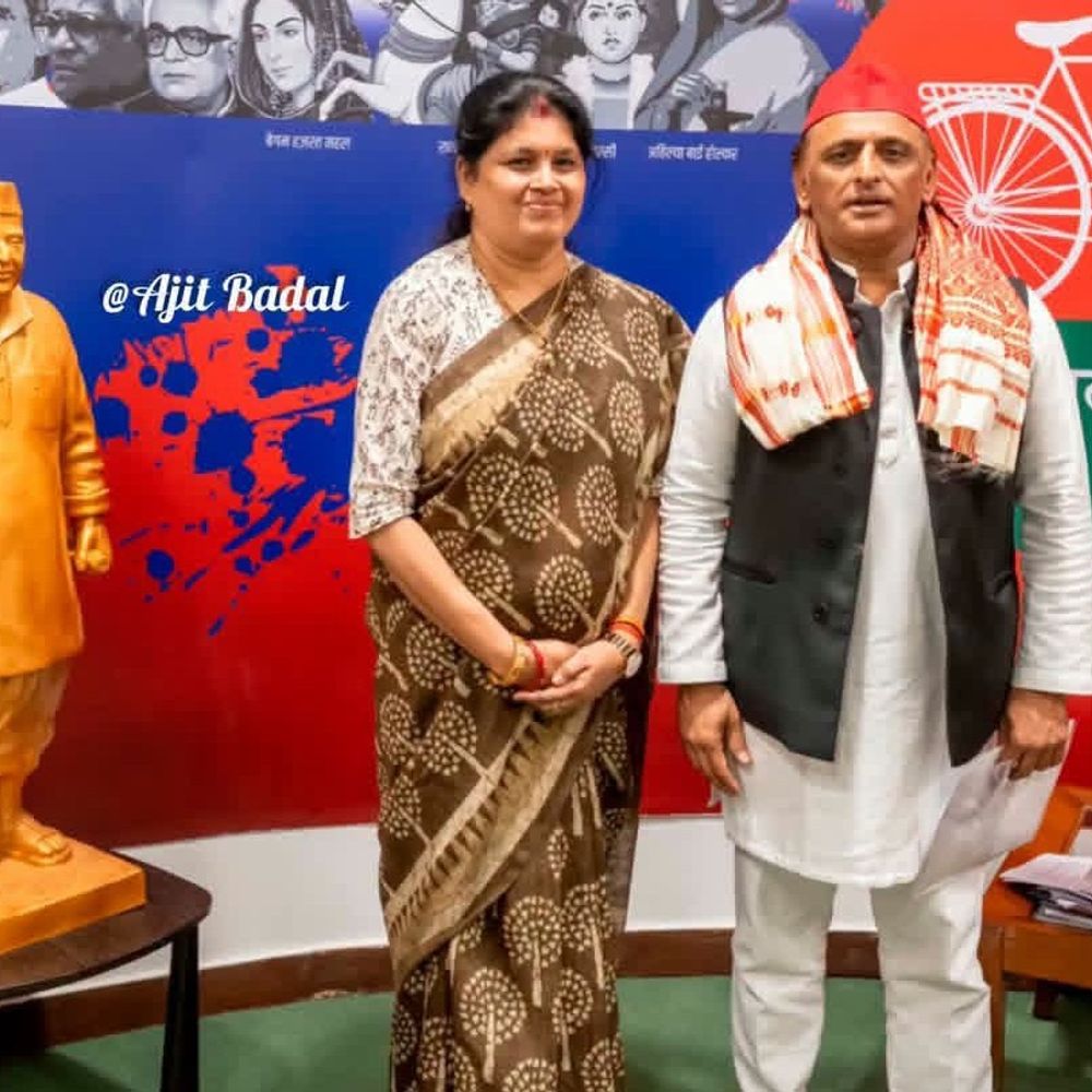 अखिलेश यादव संग लीना तिवारी की तस्वीर:सपा में जाने की अटकलें तेज, पति बोले- यह सिर्फ औपचारिक मुलाकात