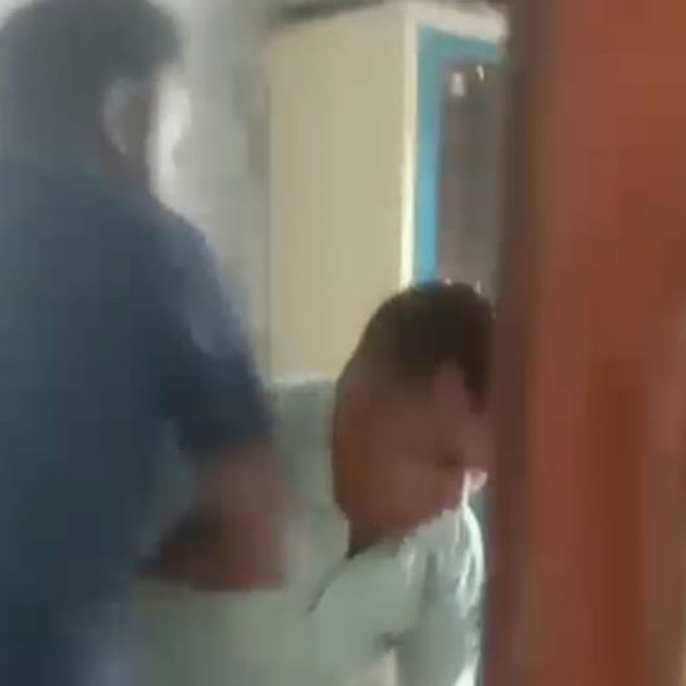 खाद की बोरी बदलने की मांग पर किसान से मारपीट:लाठी-डंडों से पीटा, फर्राटा पंखा उठाकर हमला करने की भी कोशिश, वीडियो आया सामने