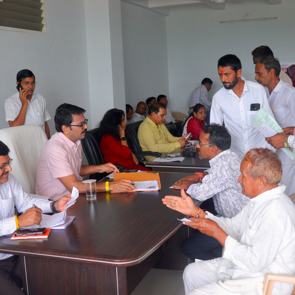 जनसुनवाई में दिव्यांग छात्र को मिली व्हीलचेयर:आगर मालवा कलेक्टर ने स्कूल में एडमिशन कराया; 129 शिकायतों पर निराकरण के निर्देश