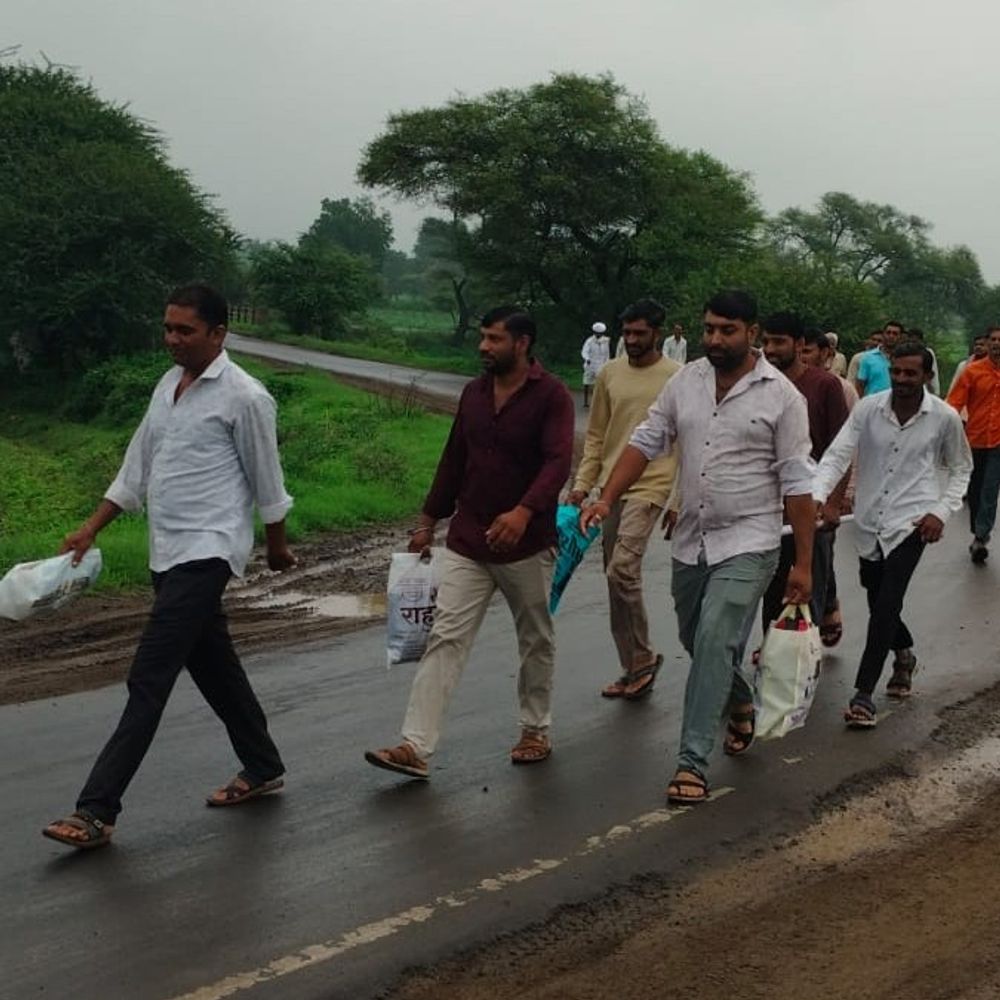 झाबुआ में 50 किमी पैदल मार्च पर किसान:फसल बीमा न मिलने का विरोध, कलेक्टर से करेंगे मुलाकात
